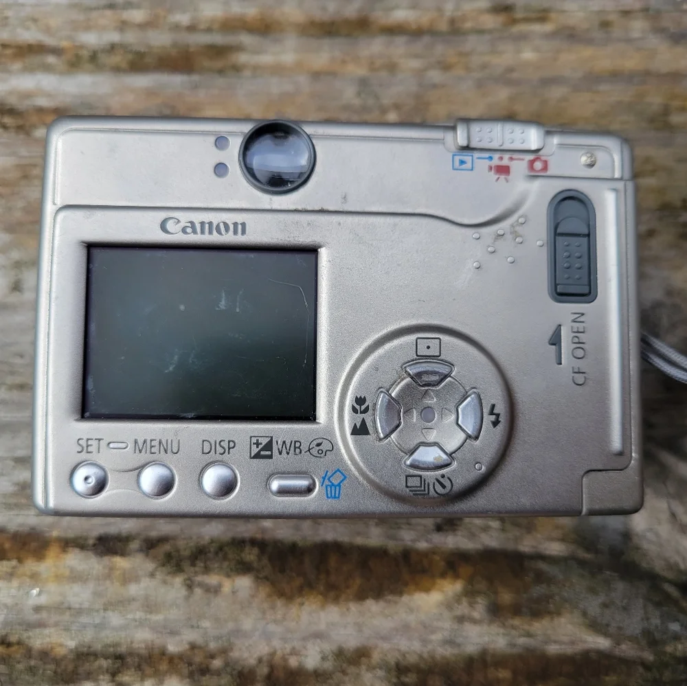 Canon PowerShot S230 3.2 Digital Camera Silver FOR PARTS ONLY Untested